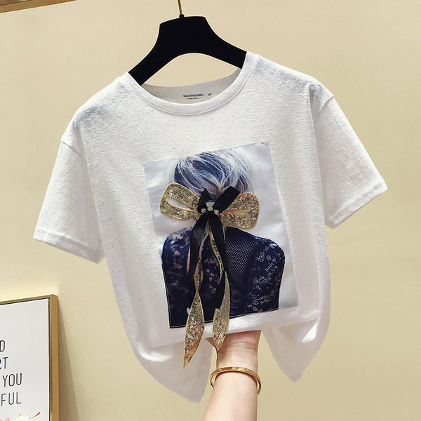 Μοντέρνο γυναικείο μπλουζάκι με χρώμα απλικέ και οβάλ ντεκολτέ