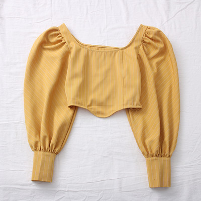 Novi model ženske bluze na pruge sa okruglim izrezom i puf rukavima