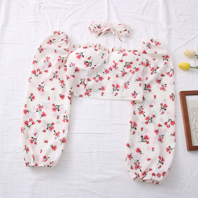 Κοντή γυναικεία μπλούζα με λουλουδάτο μοτίβο