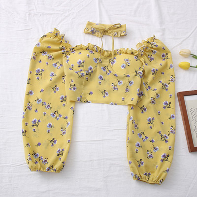 Κοντή γυναικεία μπλούζα με λουλουδάτο μοτίβο