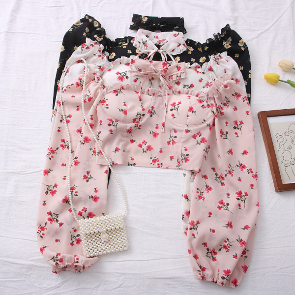 Κοντή γυναικεία μπλούζα με λουλουδάτο μοτίβο