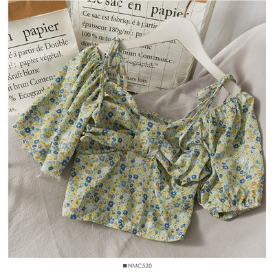 Γυναικεία μπλούζα με λουλουδάτο μοτίβο και κοντά μανίκια