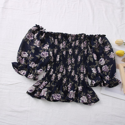 Μοντέρνα γυναικεία μπλούζα με ντεκολτέ βάρκα και λουλουδάτο μοτίβο