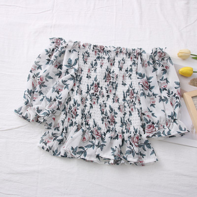 Μοντέρνα γυναικεία μπλούζα με ντεκολτέ βάρκα και λουλουδάτο μοτίβο