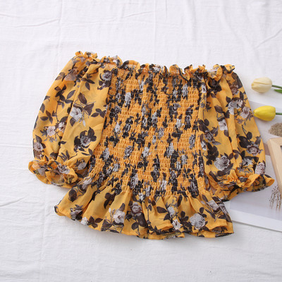 Μοντέρνα γυναικεία μπλούζα με ντεκολτέ βάρκα και λουλουδάτο μοτίβο