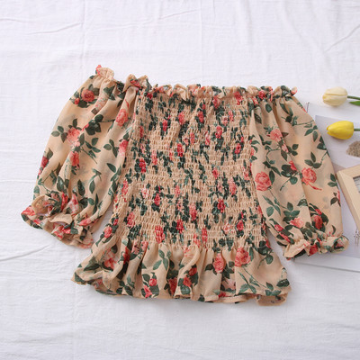 Μοντέρνα γυναικεία μπλούζα με ντεκολτέ βάρκα και λουλουδάτο μοτίβο