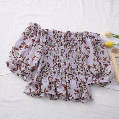 Μοντέρνα γυναικεία μπλούζα με ντεκολτέ βάρκα και λουλουδάτο μοτίβο