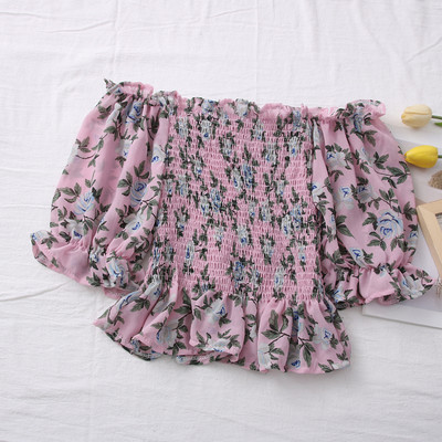 Μοντέρνα γυναικεία μπλούζα με ντεκολτέ βάρκα και λουλουδάτο μοτίβο