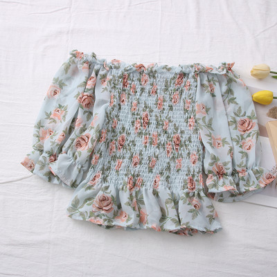 Μοντέρνα γυναικεία μπλούζα με ντεκολτέ βάρκα και λουλουδάτο μοτίβο