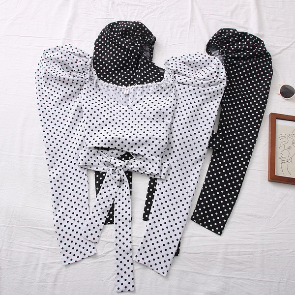 Novi model ženske bluze na točkice sa špic izrezom