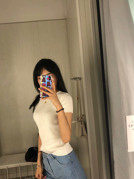 Ženska pripijena bluza od samtastog žerseja