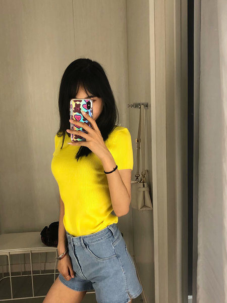 Ženska pripijena bluza od samtastog žerseja