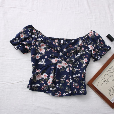 Μοντέρνα γυναικεία μπλούζα με λαιμόκοψη και λουλουδάτο μοτίβο