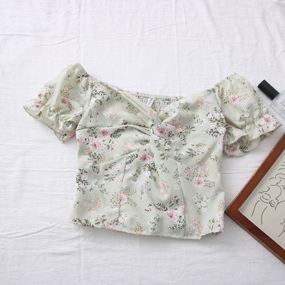 Μοντέρνα γυναικεία μπλούζα με λαιμόκοψη και λουλουδάτο μοτίβο