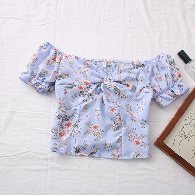 Μοντέρνα γυναικεία μπλούζα με λαιμόκοψη και λουλουδάτο μοτίβο