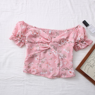 Μοντέρνα γυναικεία μπλούζα με λαιμόκοψη και λουλουδάτο μοτίβο