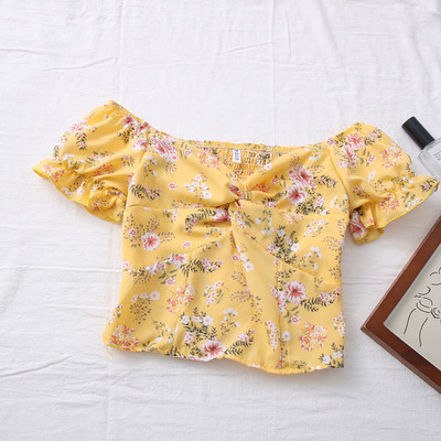 Μοντέρνα γυναικεία μπλούζα με λαιμόκοψη και λουλουδάτο μοτίβο