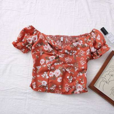 Μοντέρνα γυναικεία μπλούζα με λαιμόκοψη και λουλουδάτο μοτίβο