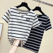 Γυναικείο casual μπλουζάκι με κουμπιά και κοντά μανίκια σε λευκό και μαύρο χρώμα