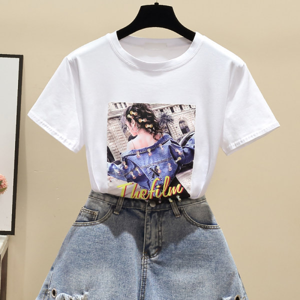 Ženska majica s okruglim izrezom i šarenom aplikacijom