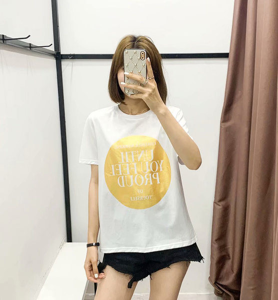 Γυναικείο άσπρο μπλουζάκι με χρυσή επιγραφή