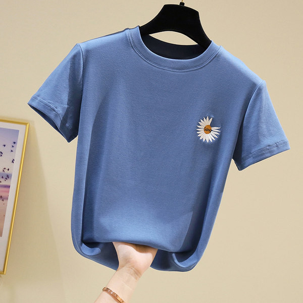 Ženska majica s ovalnim izrezom i cvjetnim vezom