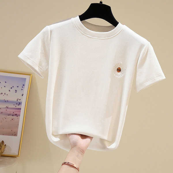 Ženska majica s ovalnim izrezom i cvjetnim vezom