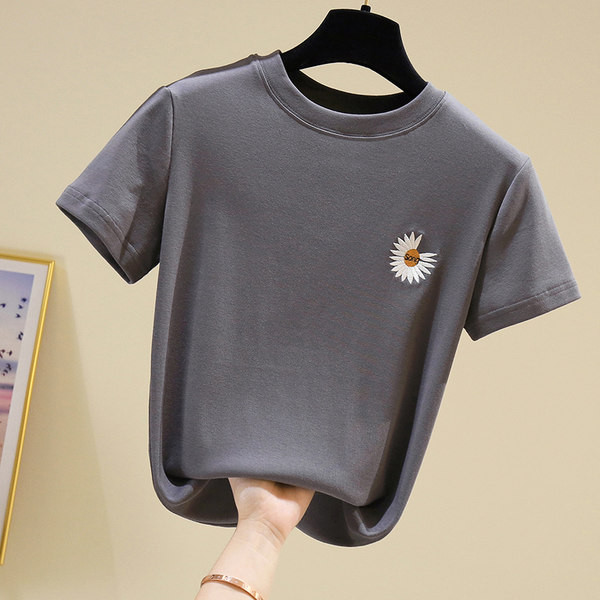 Ženska majica s ovalnim izrezom i cvjetnim vezom