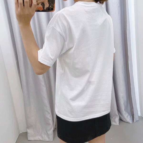 Moteriški marškinėliai su spalvotomis aplikacijomis – plataus modelio