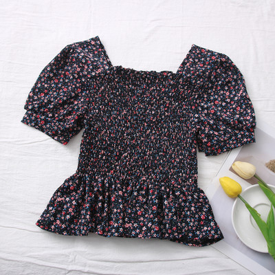 Casual γυναικεία μπλούζα - με κοντά μανίκια και τετράγωνο ντεκολτέ