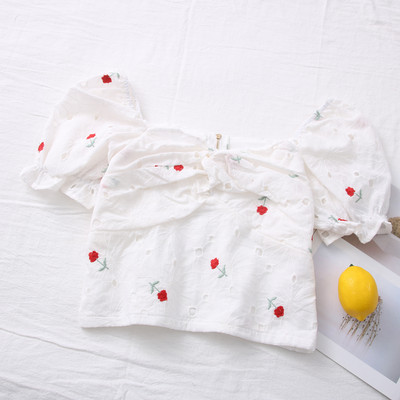 Μοντέρνα γυναικεία μπλούζα με κοντά μανίκια και κεντήματα - λευκό χρώμα