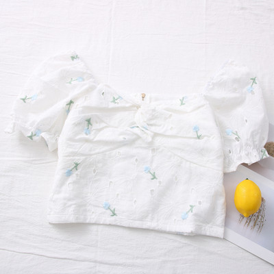 Μοντέρνα γυναικεία μπλούζα με κοντά μανίκια και κεντήματα - λευκό χρώμα