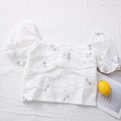 Μοντέρνα γυναικεία μπλούζα με κοντά μανίκια και κεντήματα - λευκό χρώμα