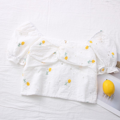 Μοντέρνα γυναικεία μπλούζα με κοντά μανίκια και κεντήματα - λευκό χρώμα