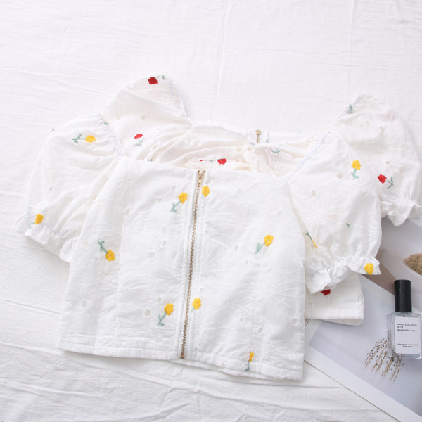 Μοντέρνα γυναικεία μπλούζα με κοντά μανίκια και κεντήματα - λευκό χρώμα