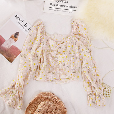 Γυναικεία μοντέρνα μπλούζα με τετράγωνο ντεκολτέ και μοτίβα λουλουδιών