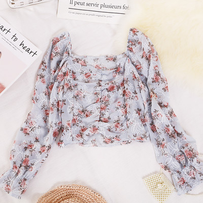 Γυναικεία μοντέρνα μπλούζα με τετράγωνο ντεκολτέ και μοτίβα λουλουδιών