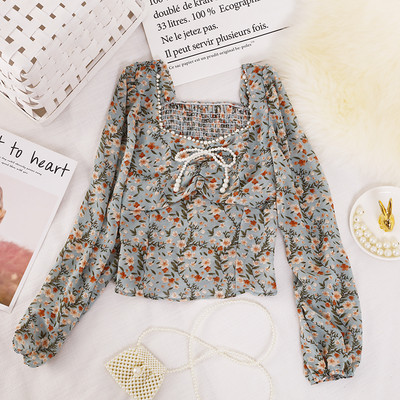 Ženska bluza s biserima i četvrtastim izrezom