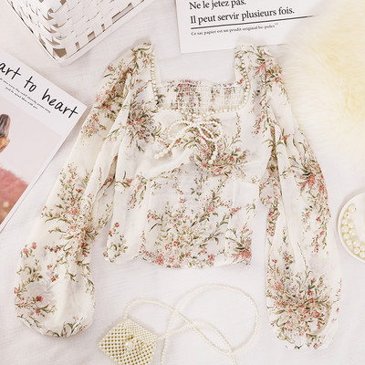 Ženska bluza s biserima i četvrtastim izrezom