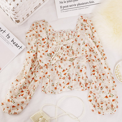 Ženska bluza s biserima i četvrtastim izrezom