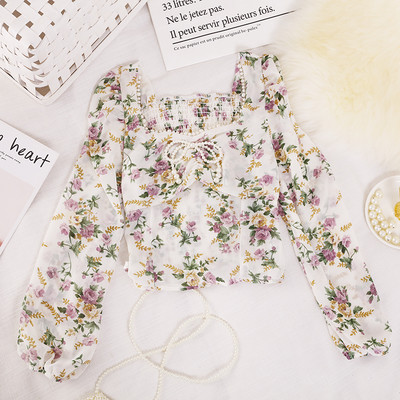 Ženska bluza s biserima i četvrtastim izrezom