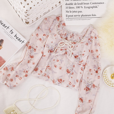 Ženska bluza s biserima i četvrtastim izrezom