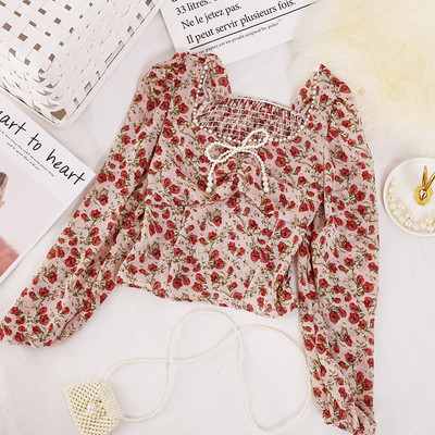 Ženska bluza s biserima i četvrtastim izrezom