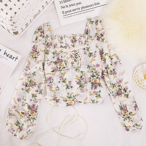 Ženska bluza s biserima i četvrtastim izrezom