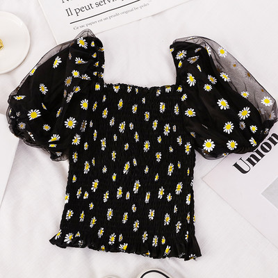 Ženska bluza kratkih rukava i cvjetnih motiva