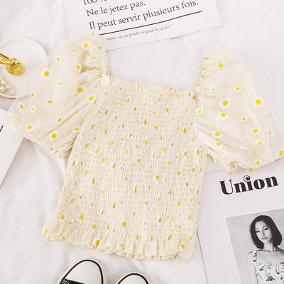 Ženska bluza kratkih rukava i cvjetnih motiva