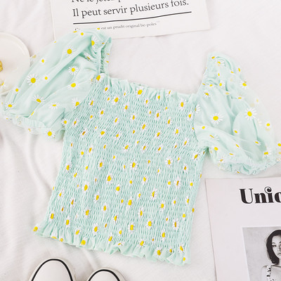 Ženska bluza kratkih rukava i cvjetnih motiva