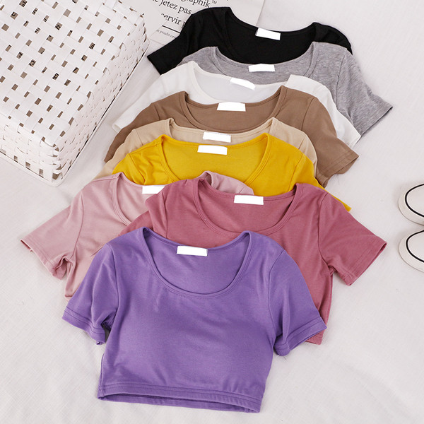 Κοντό γυναικείο μπλουζάκι με στρογγυλή λαιμόκοψη