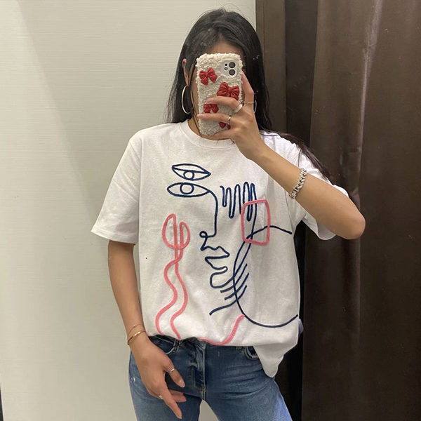 Γυναικείο φαρδύ μπλουζάκι με χρωματιστό κέντημα