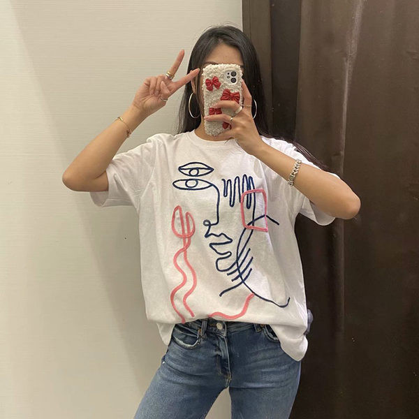 Γυναικείο φαρδύ μπλουζάκι με χρωματιστό κέντημα